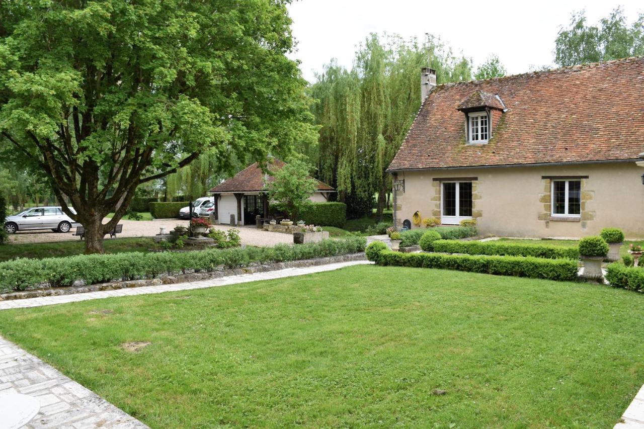 Le Petit Chateau De Sainte Colombe Bouges-le-Chateau Exteriör bild