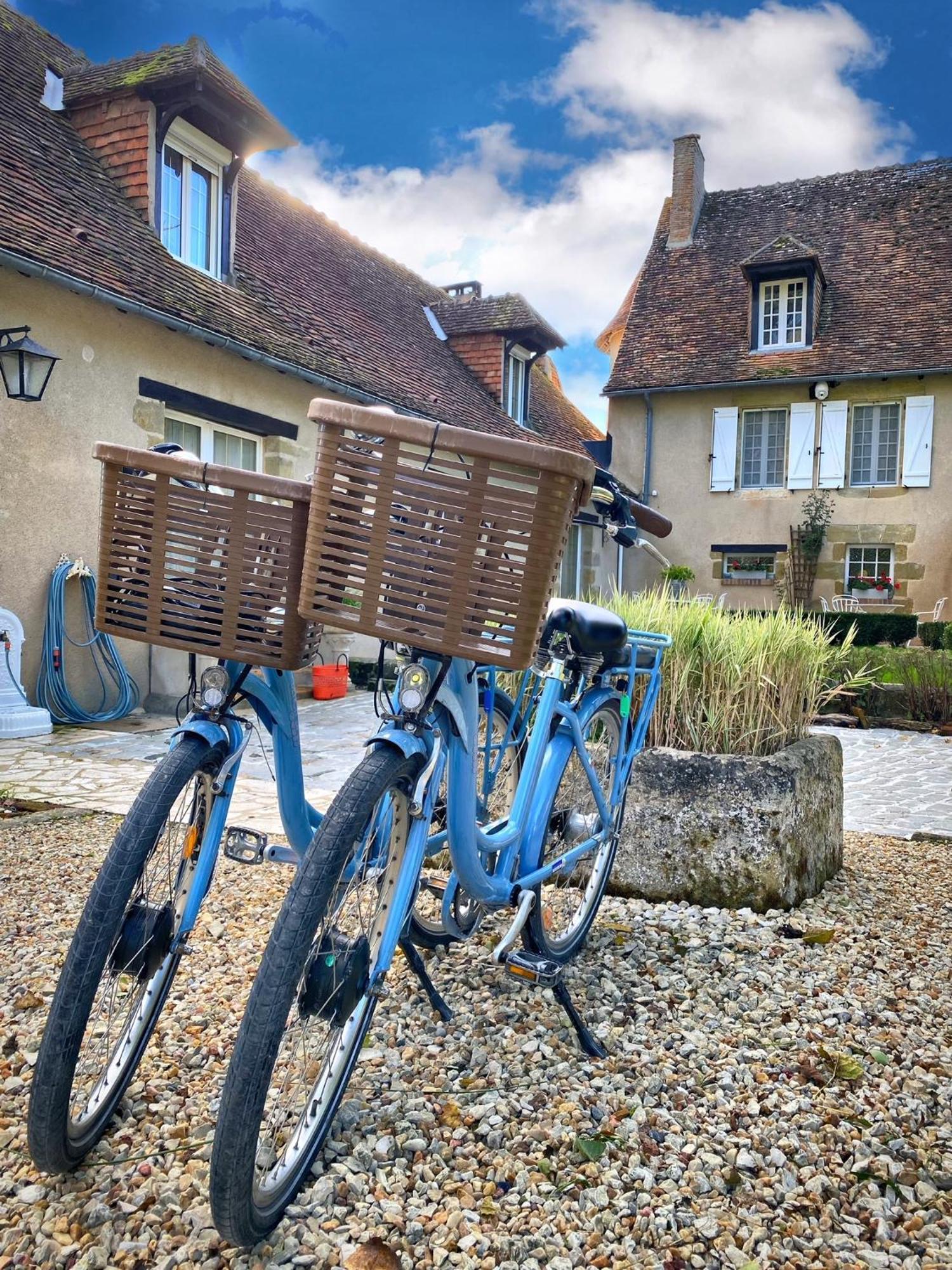 Le Petit Chateau De Sainte Colombe Bouges-le-Chateau Exteriör bild